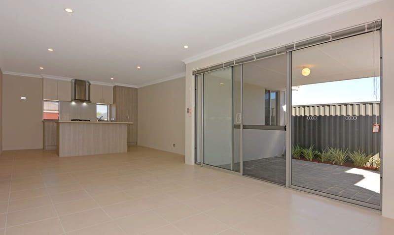 4/2 Redheart Road, Carramar WA 6031, Image 2