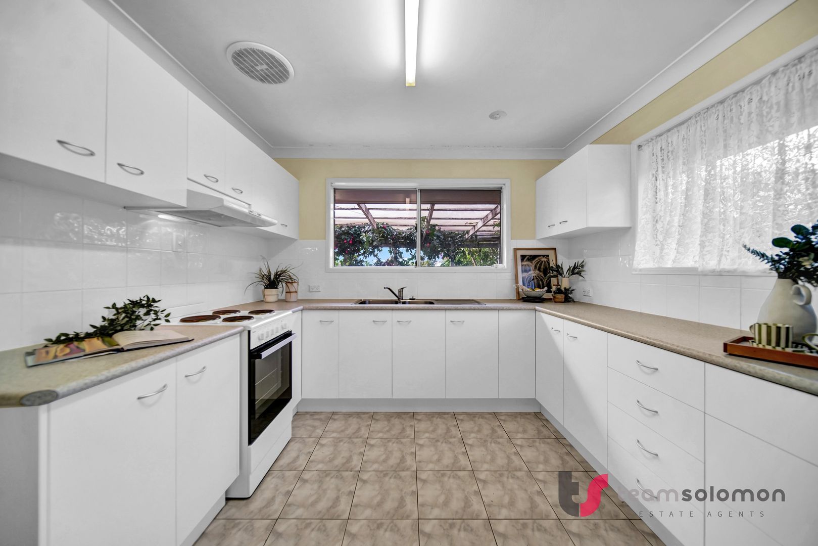 37 Bayford Street,, Birkdale QLD 4159, Image 2