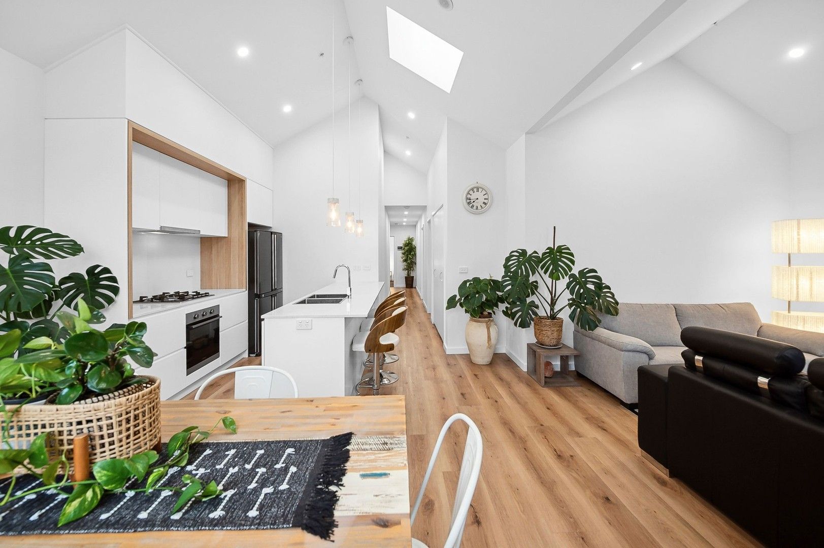 2 bedrooms Apartment / Unit / Flat in 203/147 Beach Street FRANKSTON VIC, 3199