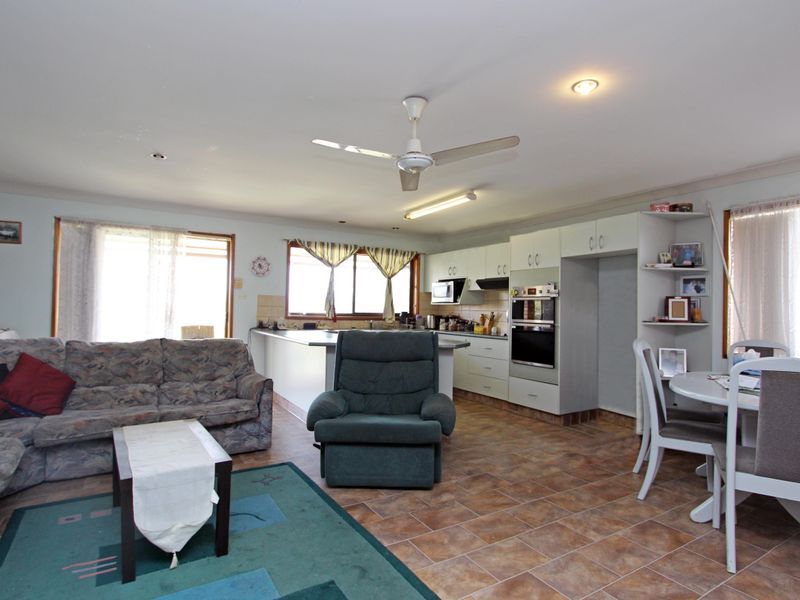 38 Middle Point Road, BOLTON POINT NSW 2283, Image 1