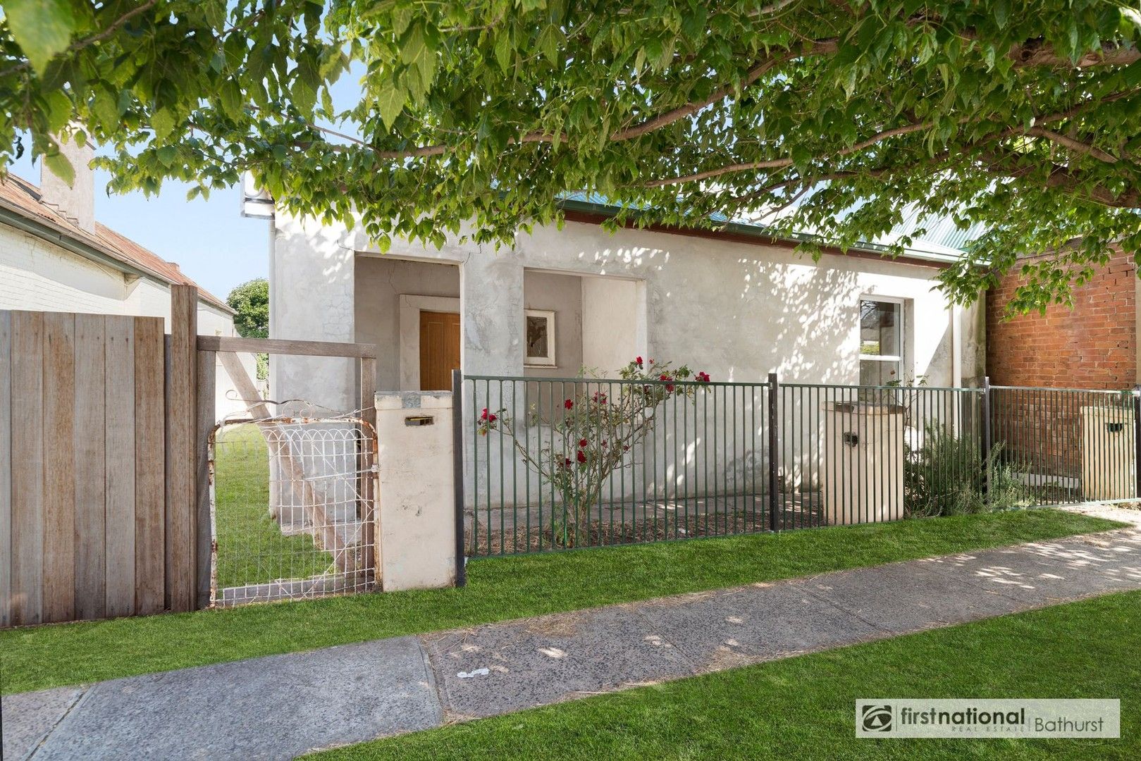 4 bedrooms House in 132 Bentinck Street BATHURST NSW, 2795