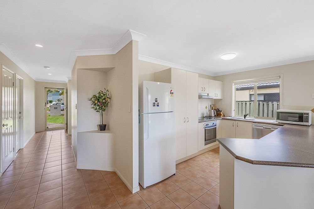 5 Madasin Close, Arundel QLD 4214, Image 2