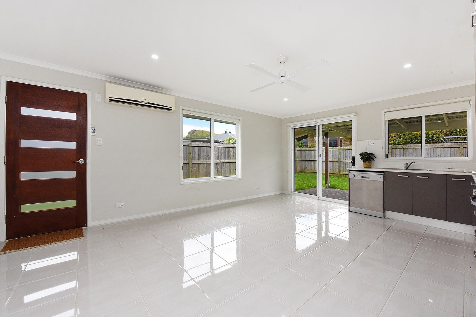 1/9 Sairs Street, Glass House Mountains QLD 4518, Image 0