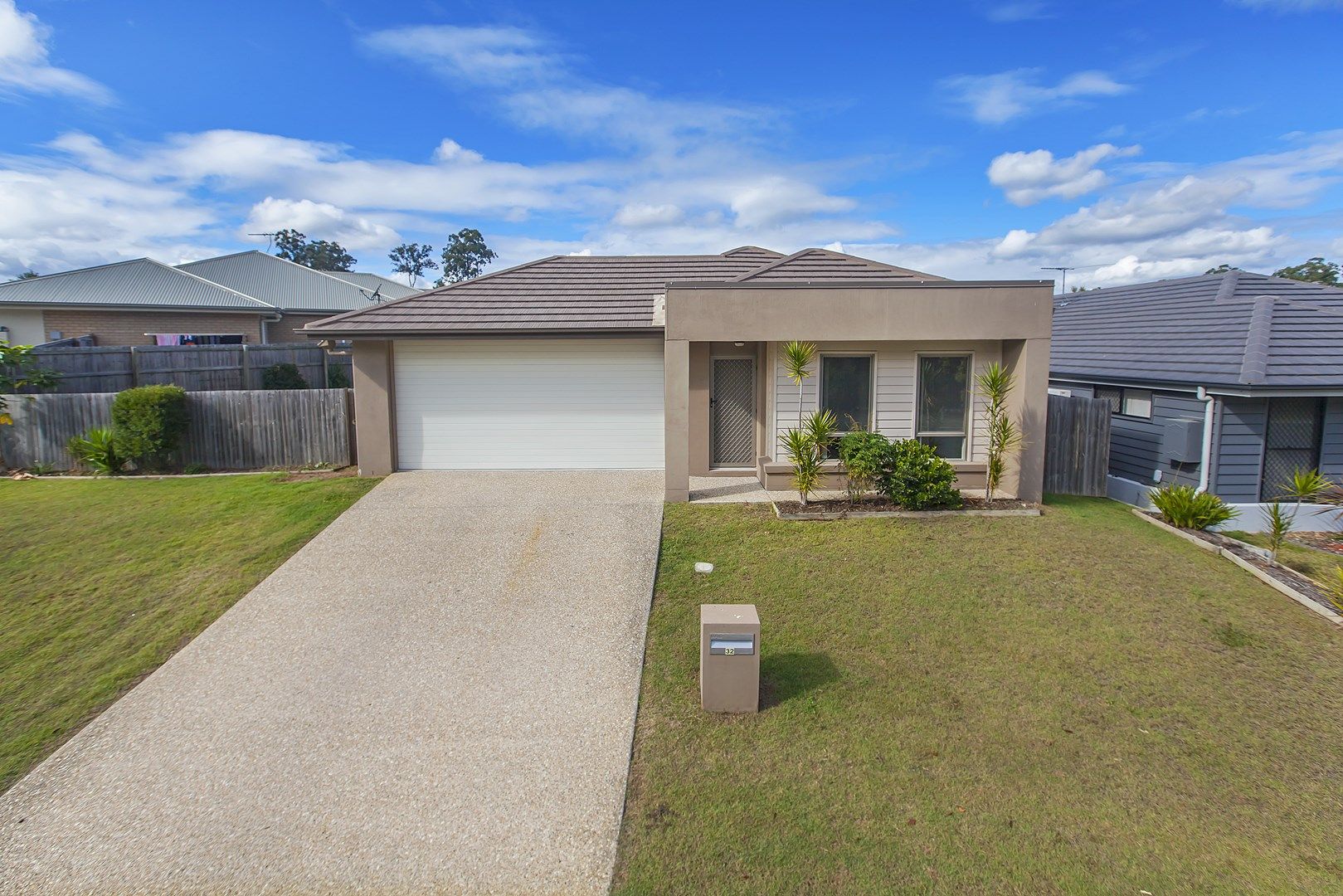 4 bedrooms House in 32 Francisca Drive AUGUSTINE HEIGHTS QLD, 4300