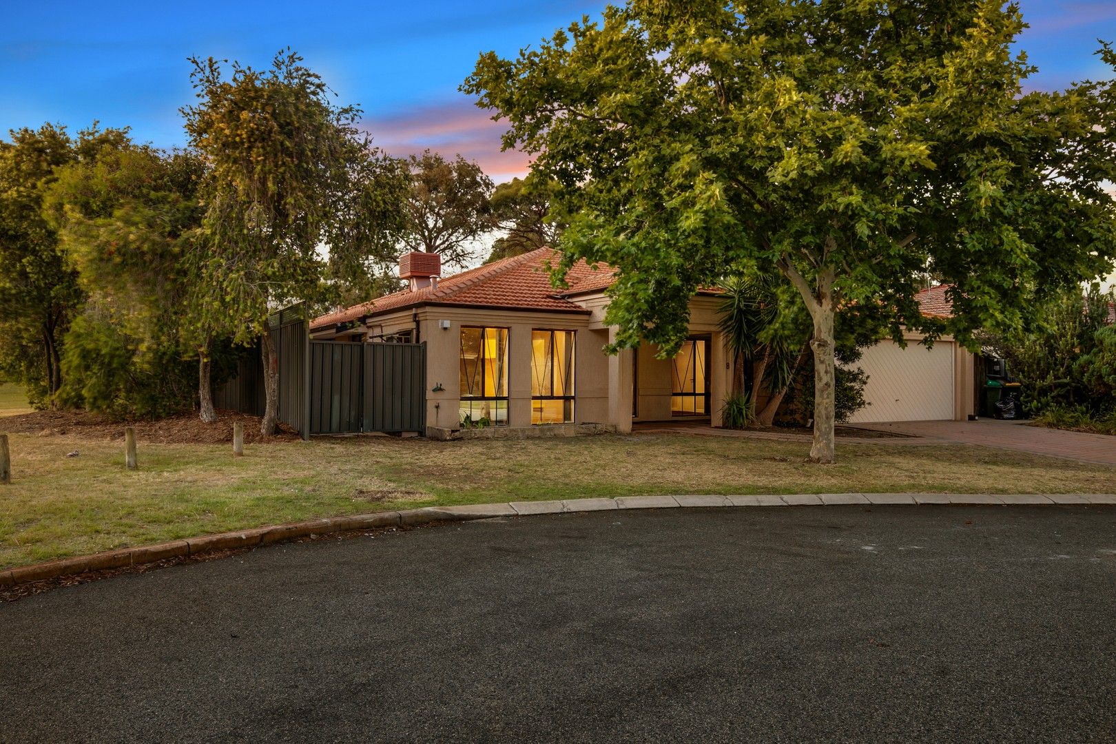 5 bedrooms House in 8 Bastow Rise BALLAJURA WA, 6066