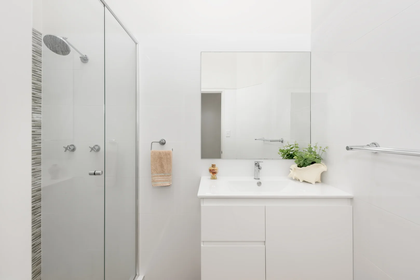 Additional image 13 of 2/10 Nankeen Avenue, Paradise Point QLD 4216