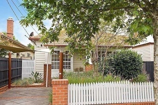2 bedrooms House in 16 Downing Street OAKLEIGH VIC, 3166