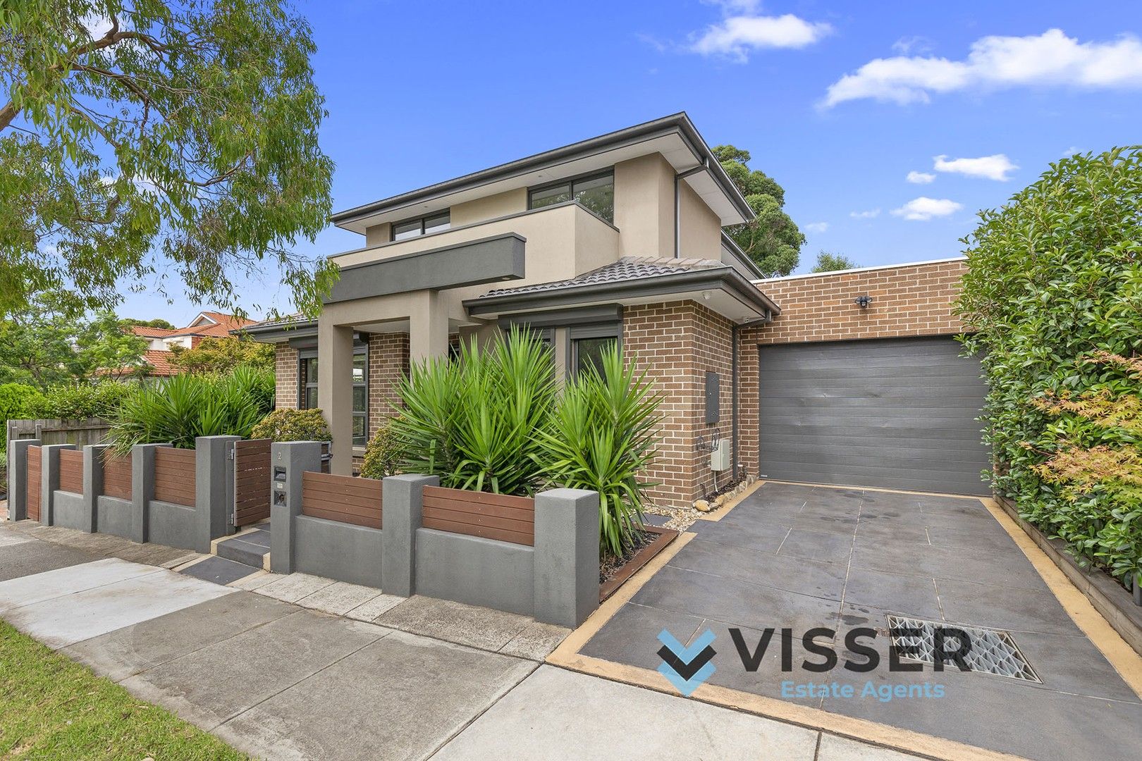 4 bedrooms House in 2 Tanglewood Road ROWVILLE VIC, 3178