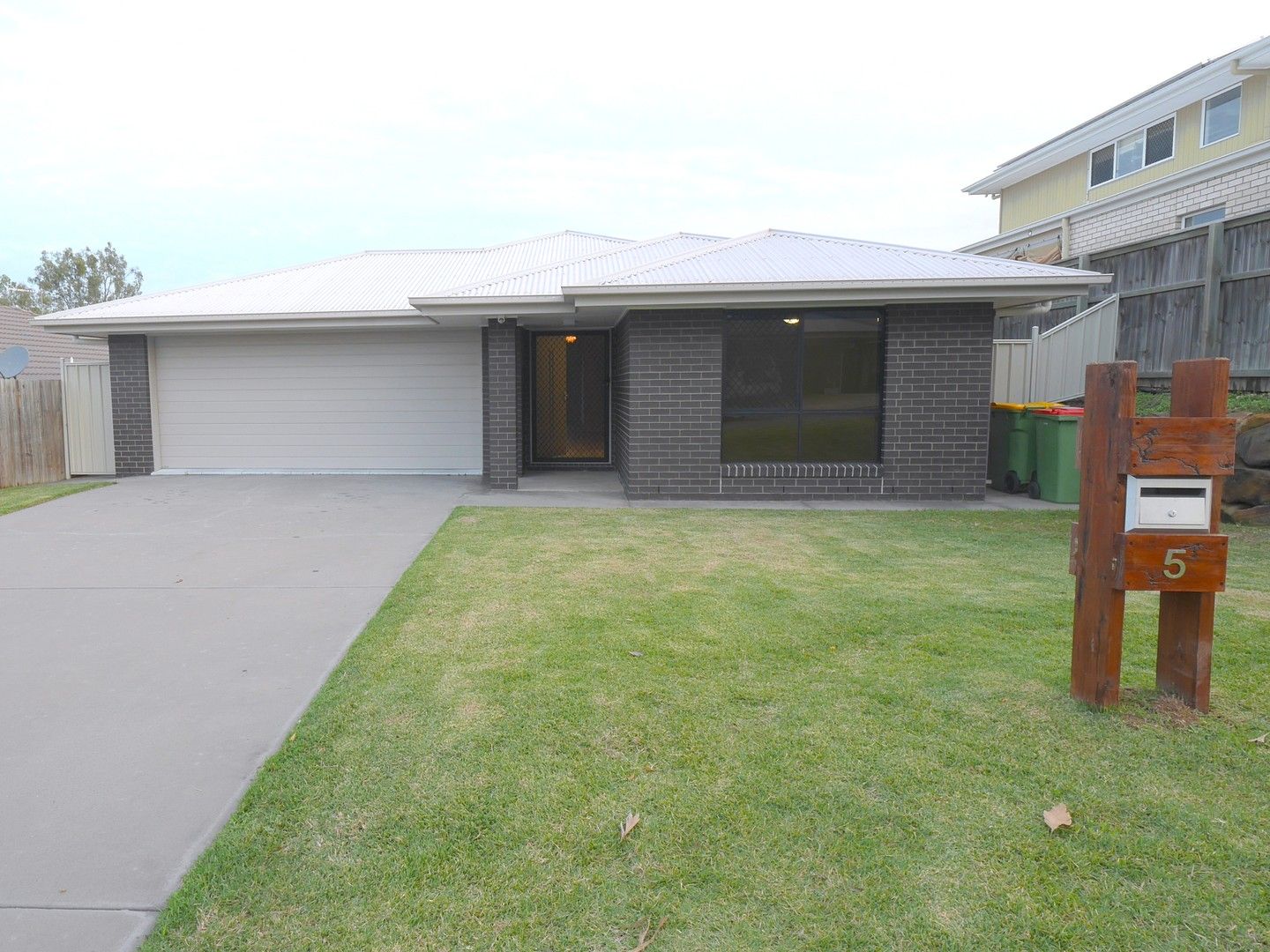 3 bedrooms House in 5 Azure Court DEEBING HEIGHTS QLD, 4306