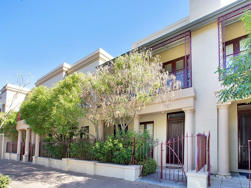 3 bedrooms Townhouse in 111 Blues Point Road MCMAHONS POINT NSW, 2060