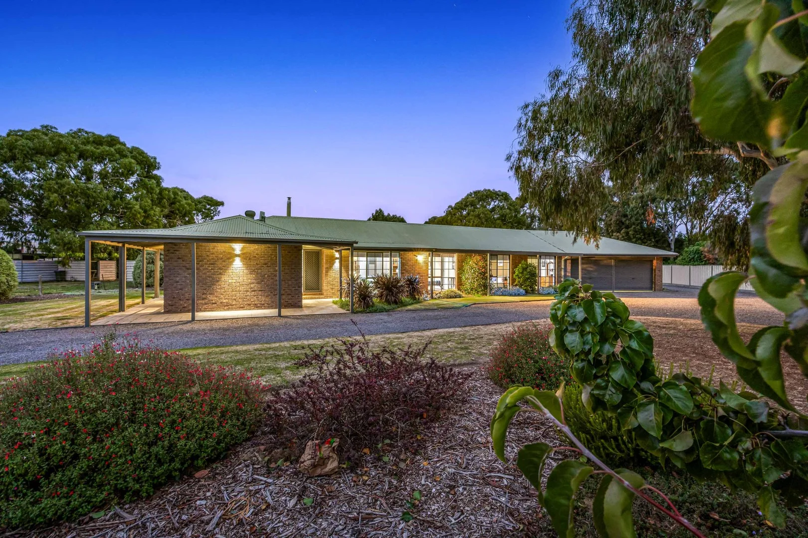 8 Raglan Street, Miners Rest VIC 3352