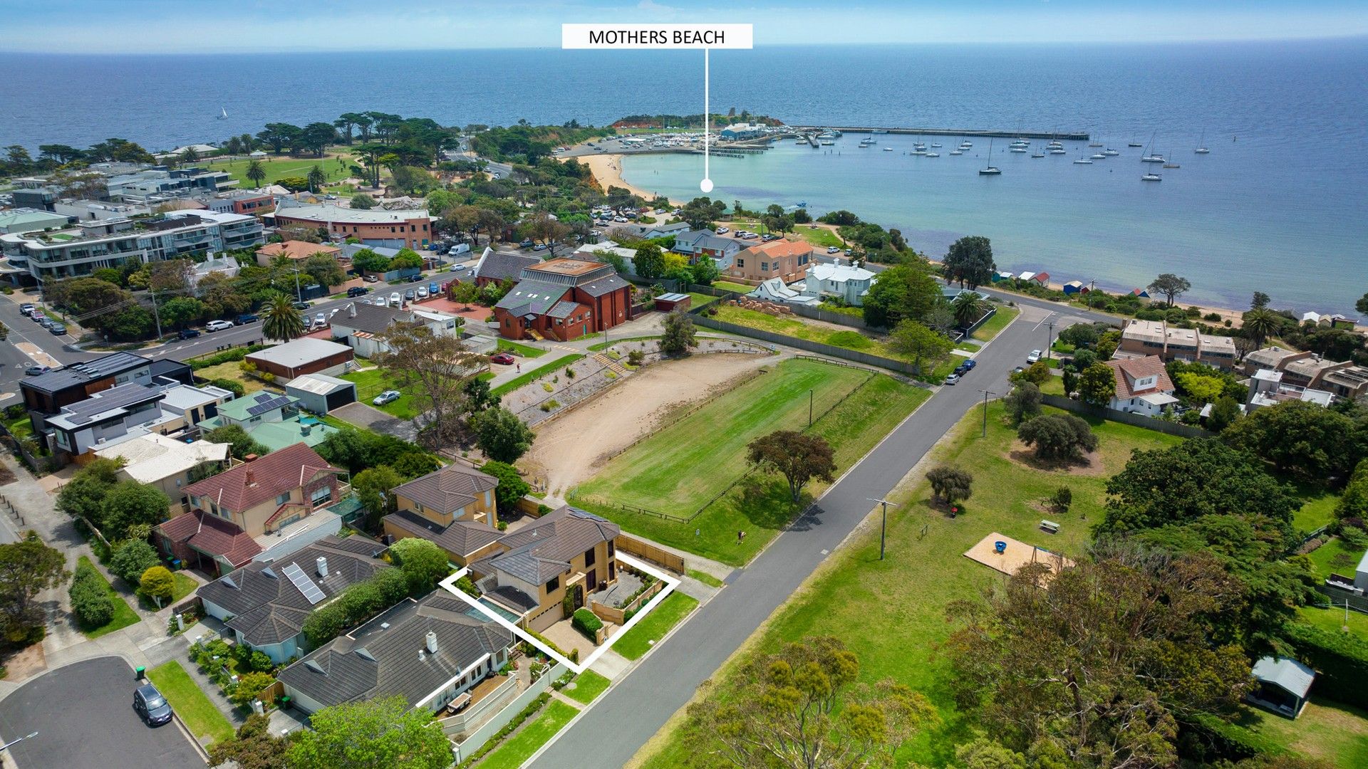 4 bedrooms House in 15 Cook Street MORNINGTON VIC, 3931