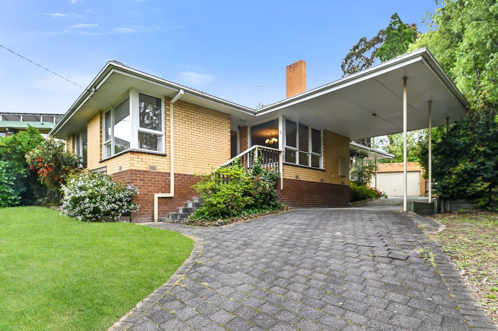 5 bedrooms House in 5 Leewarra Drive GLEN WAVERLEY VIC, 3150