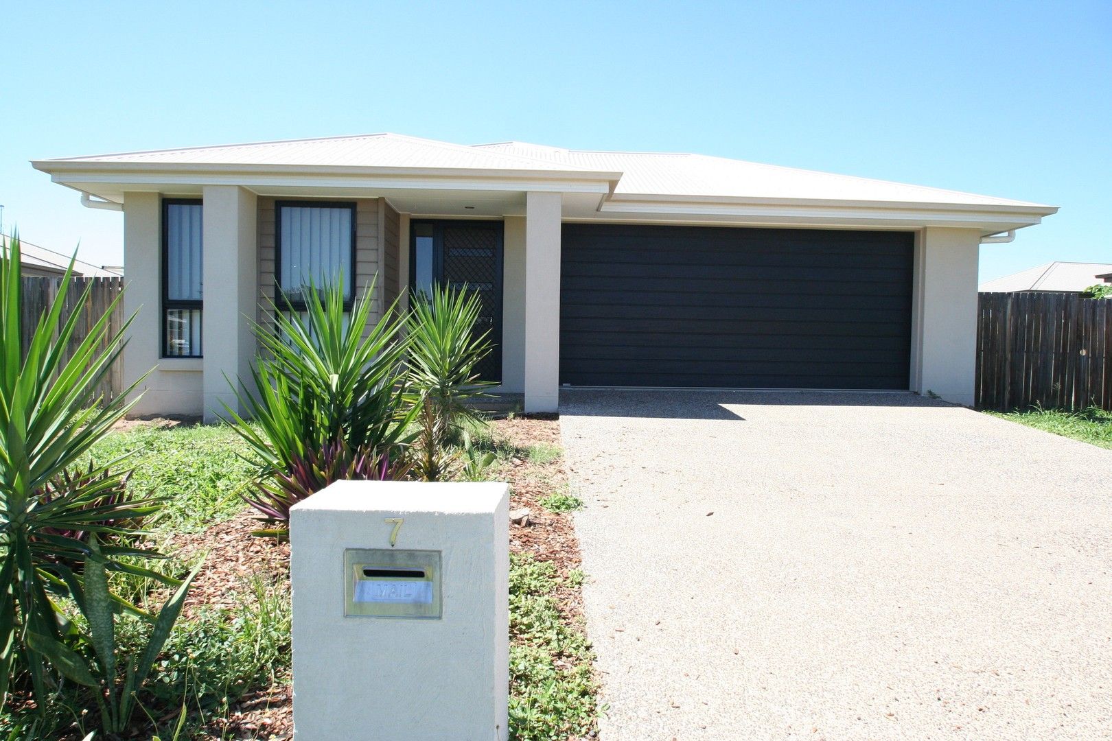 4 bedrooms House in 7 Jade Street EMERALD QLD, 4720