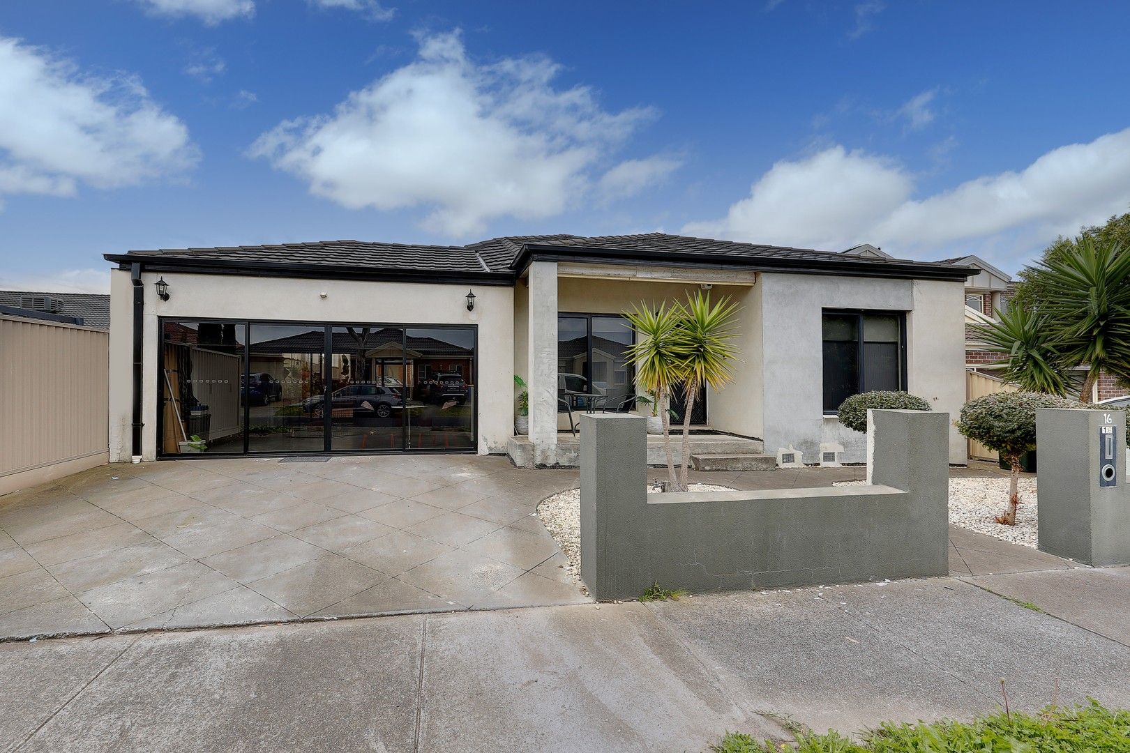 4 bedrooms House in 16 Wattlebird Street ROXBURGH PARK VIC, 3064