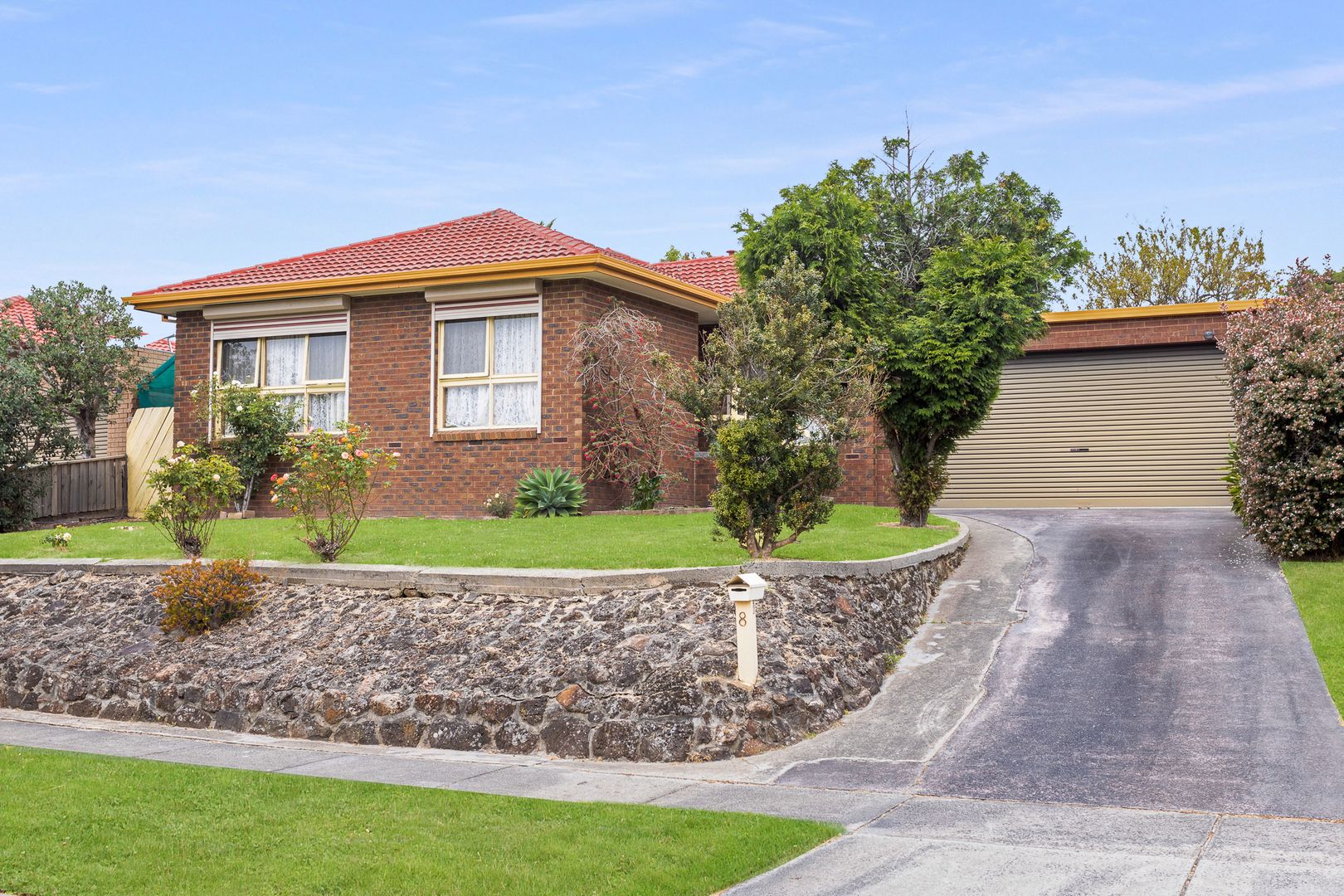 8 Endeavour Crescent, Endeavour Hills Property History & Address