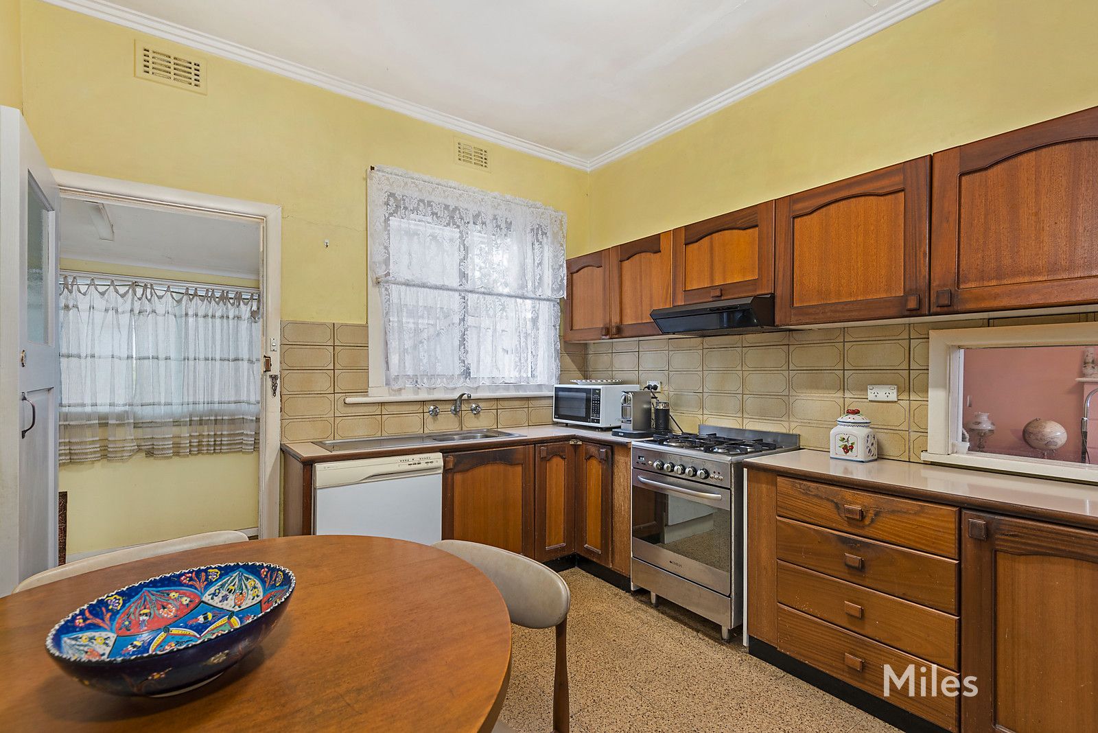 102 Perry Street, Fairfield VIC 3078, Image 2