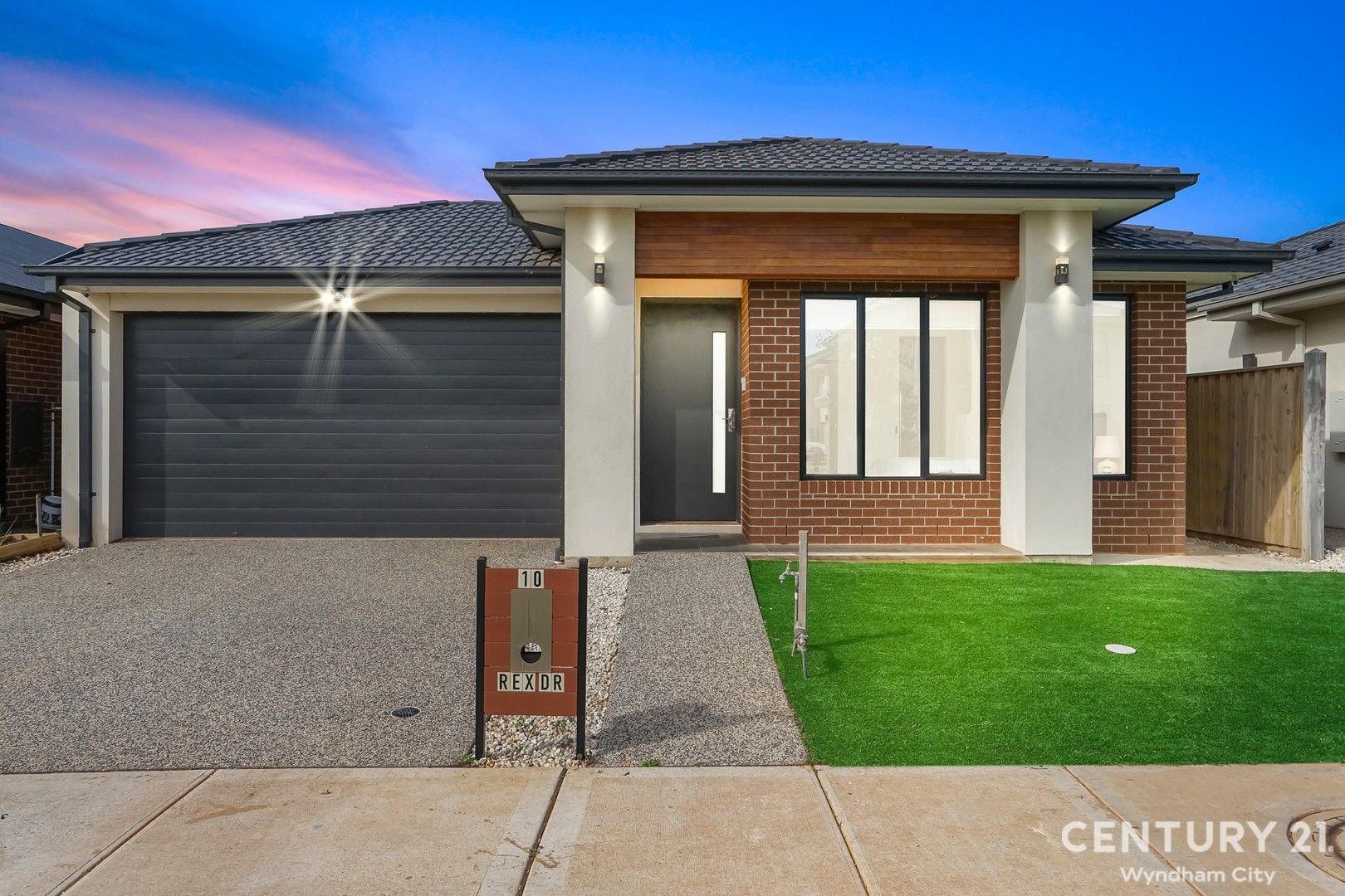 4 bedrooms House in 10 Rex Drive THORNHILL PARK VIC, 3335