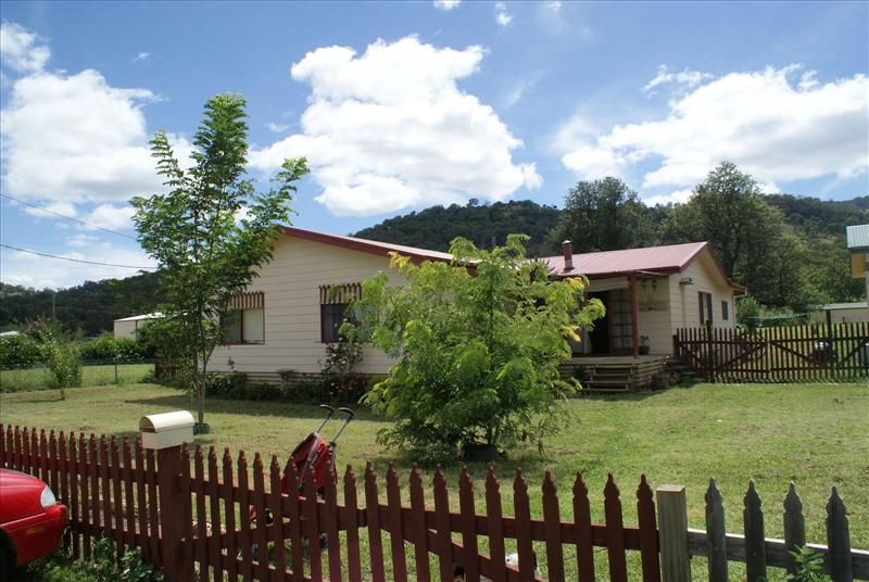 14 Duncan St, Woolomin NSW 2340, Image 2