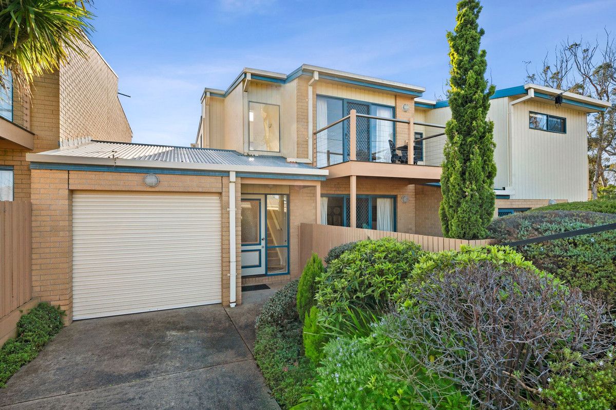 3 bedrooms Townhouse in 2A Spring Street TORQUAY VIC, 3228