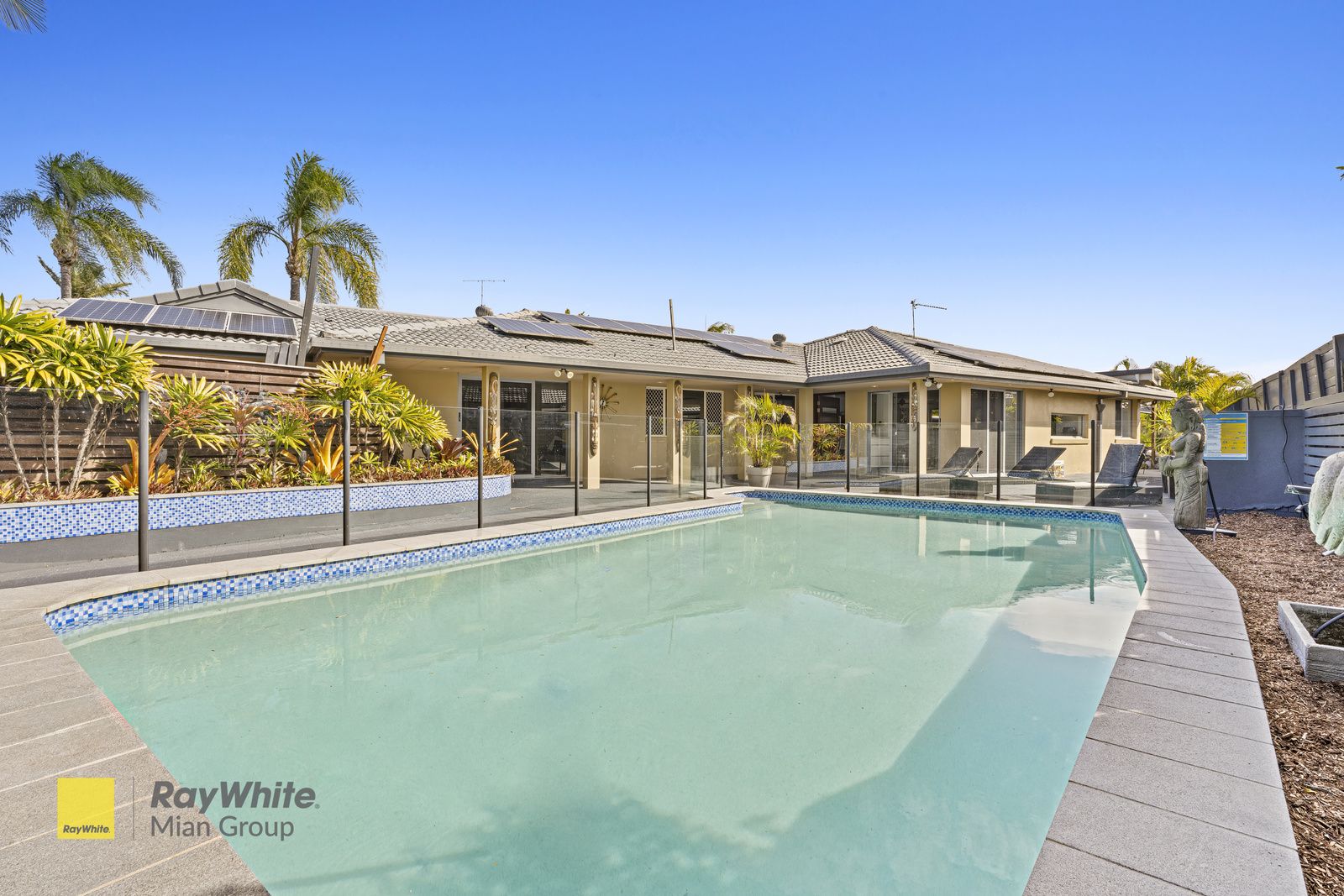 4 bedrooms House in 122 Campbell Street BUNDALL QLD, 4217
