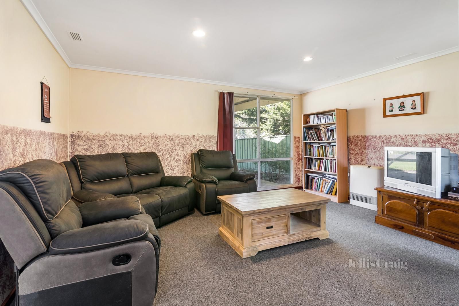 1/27 Anslow Street, Woodend VIC 3442, Image 2