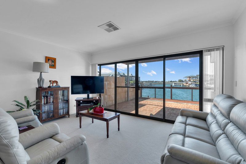 4/3 Piccolo Place, Halls Head WA 6210, Image 0