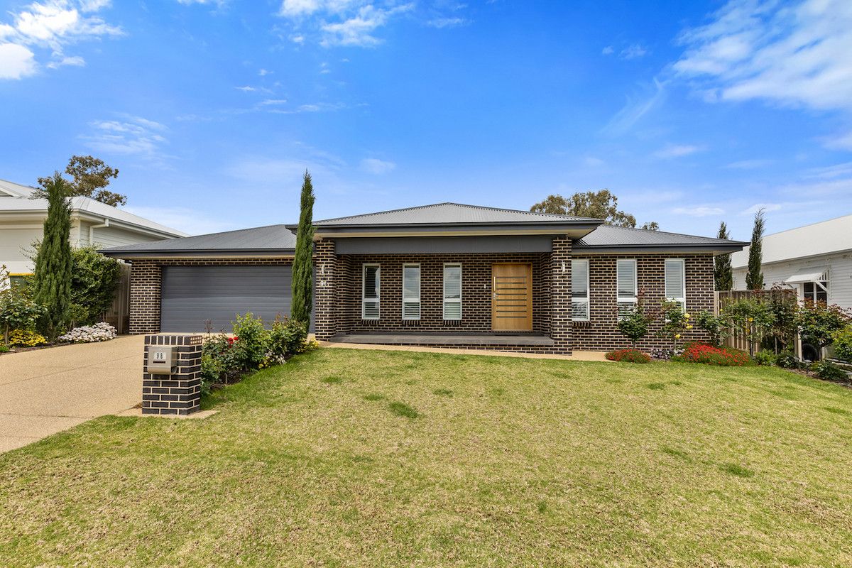 5 bedrooms House in 98 Bradman Drive BOOROOMA NSW, 2650