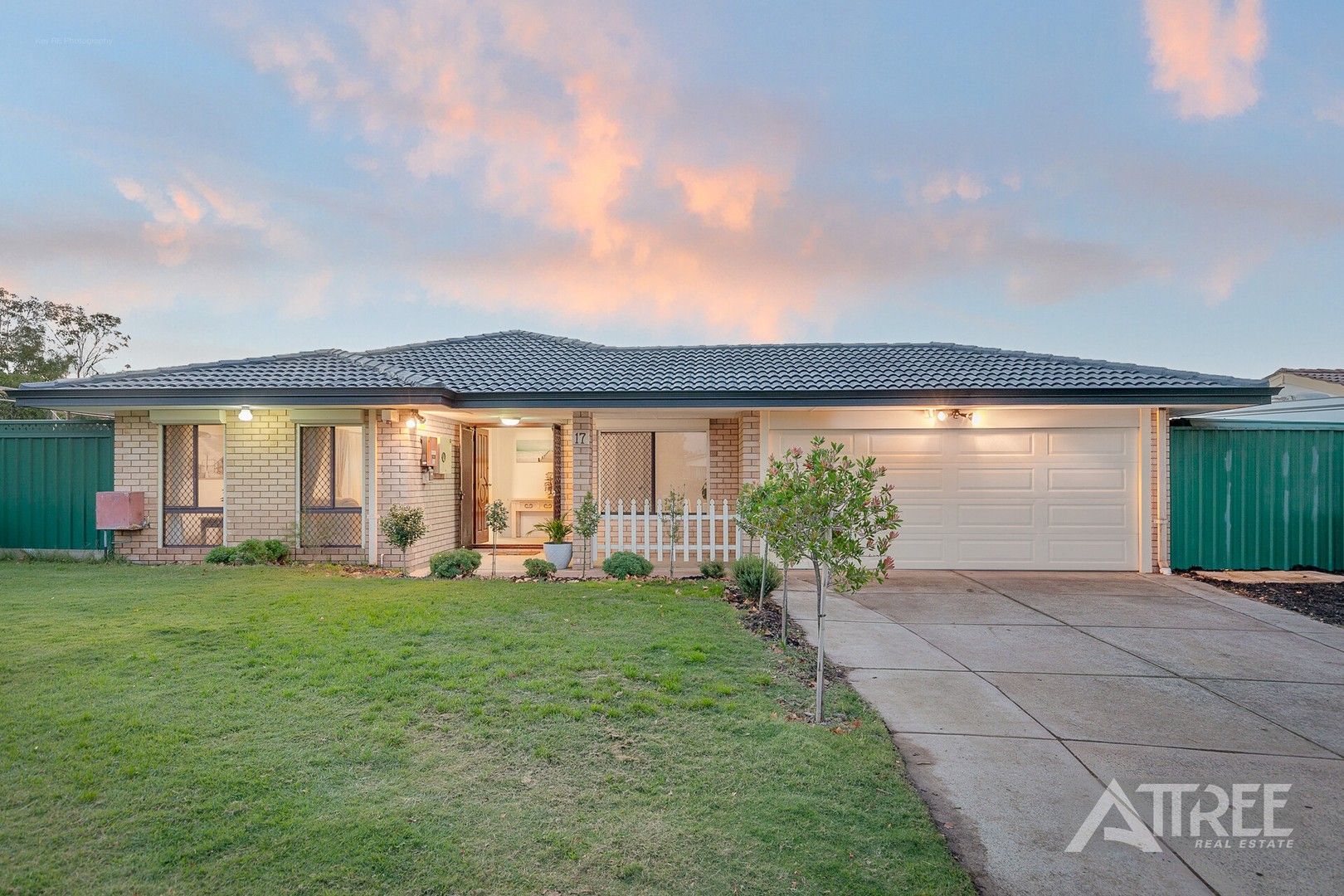 4 bedrooms House in 17 Amber Way THORNLIE WA, 6108