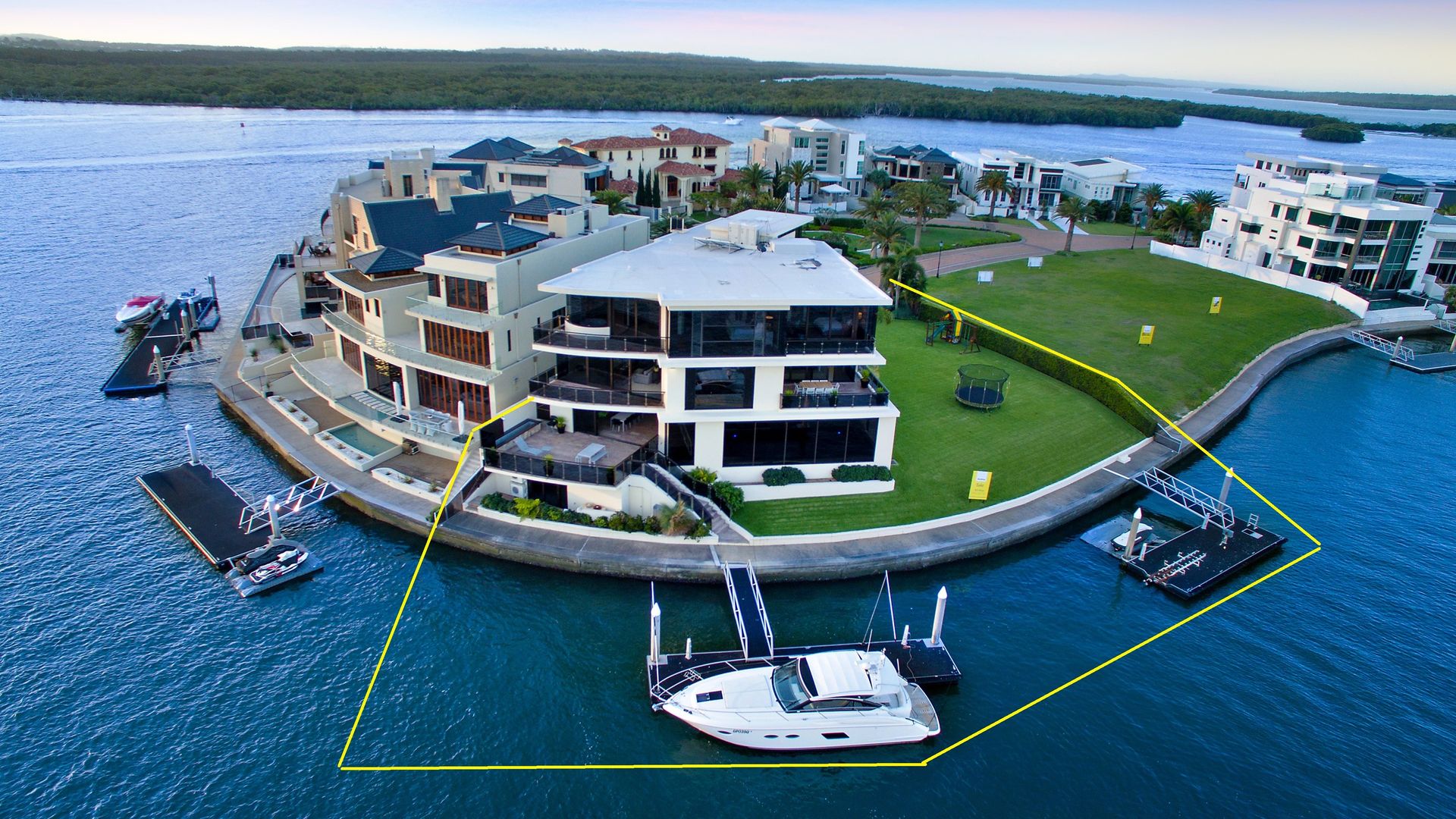 4648 Knightsbridge Parade West, Sovereign Islands QLD 4216 House For