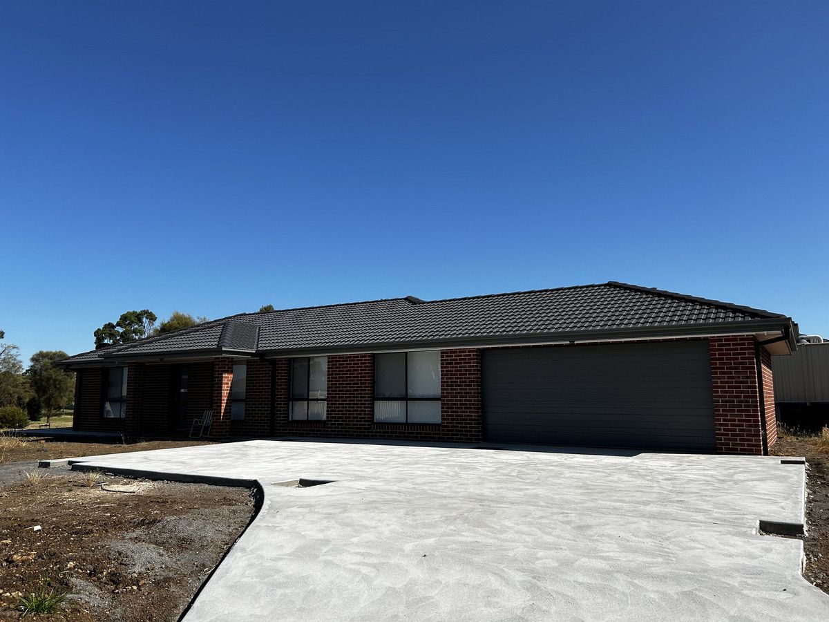 4 bedrooms House in 13 Handbury Boulevard HAMILTON VIC, 3300