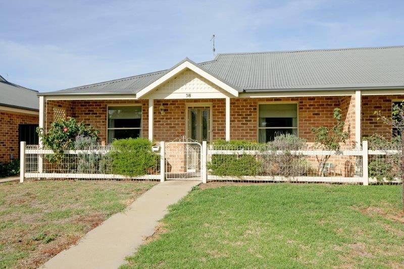 58 Bolton St, JUNEE NSW 2663, Image 0