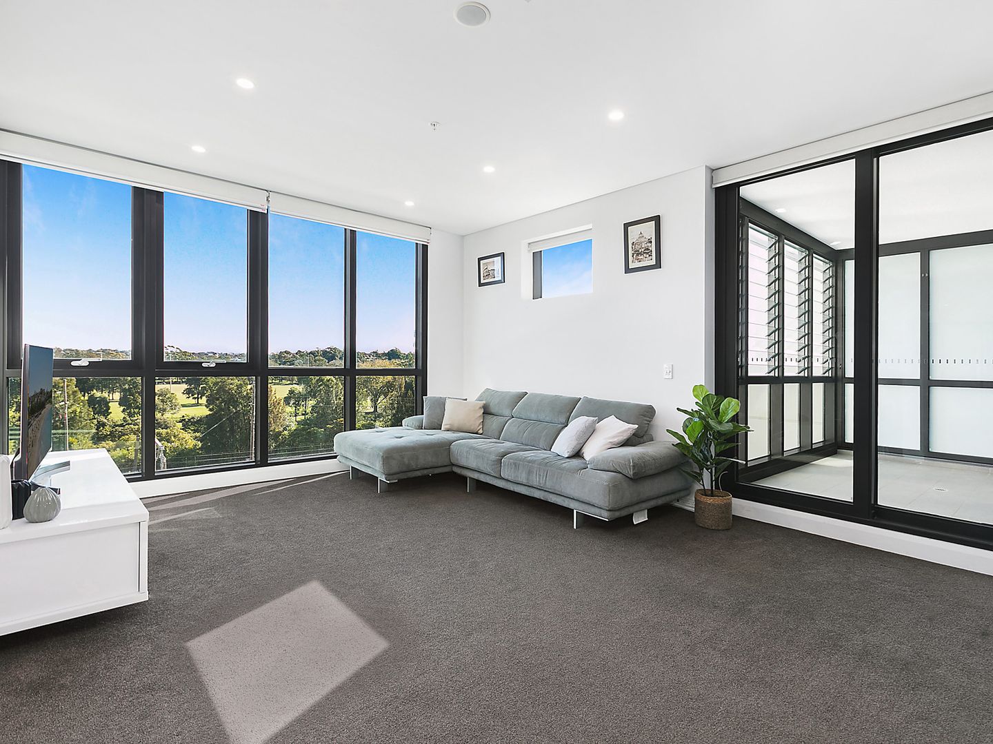 2 bedrooms Apartment / Unit / Flat in 412/9 Brodie Spark Drive WOLLI CREEK NSW, 2205