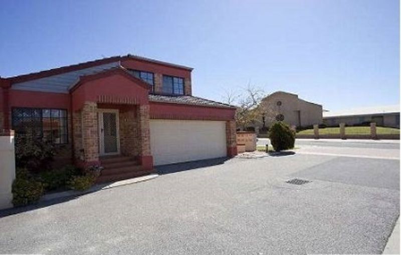 3 bedrooms Townhouse in 1/9 St Marks Drive HILLARYS WA, 6025
