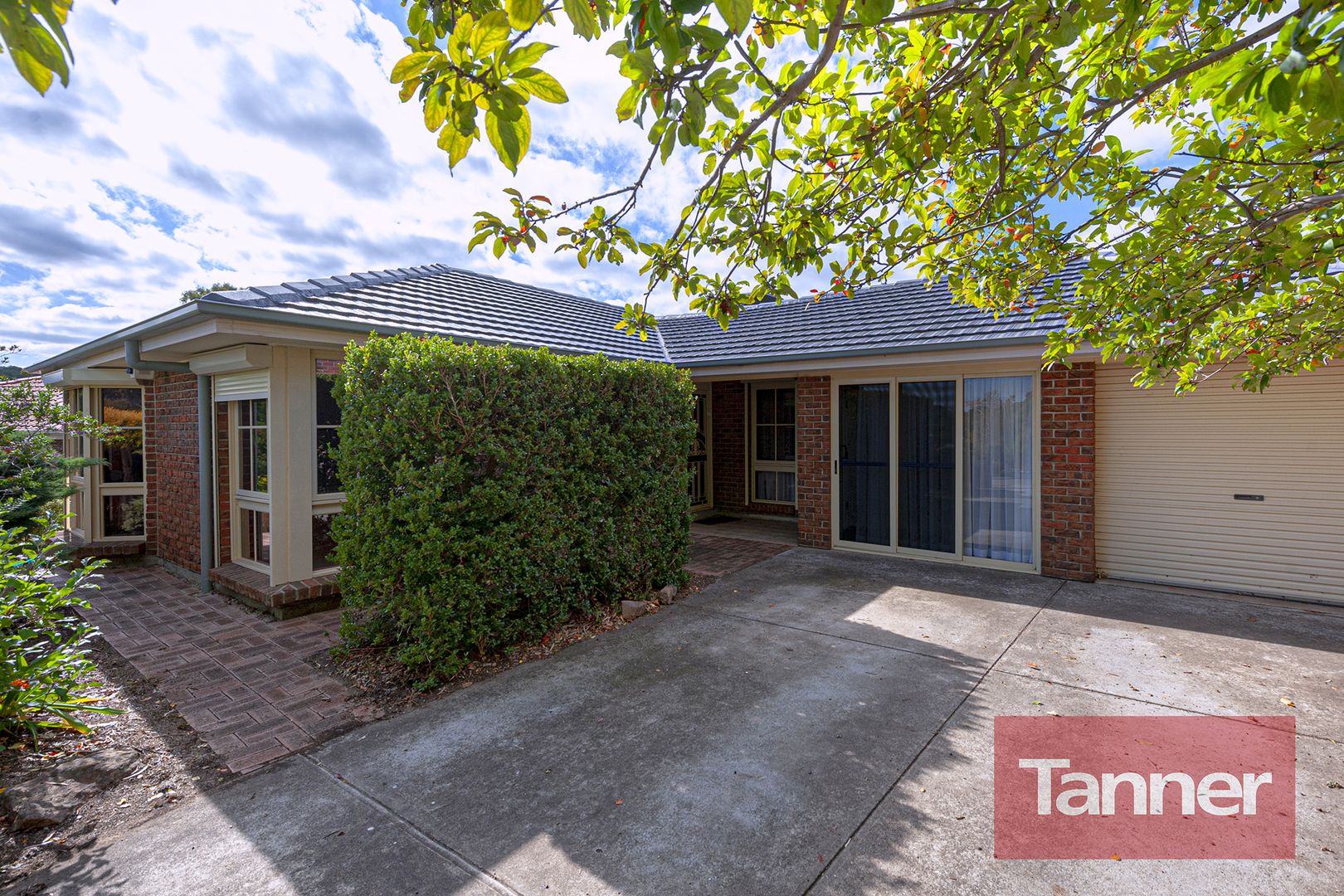 4 bedrooms House in 7 The Glade ABERFOYLE PARK SA, 5159