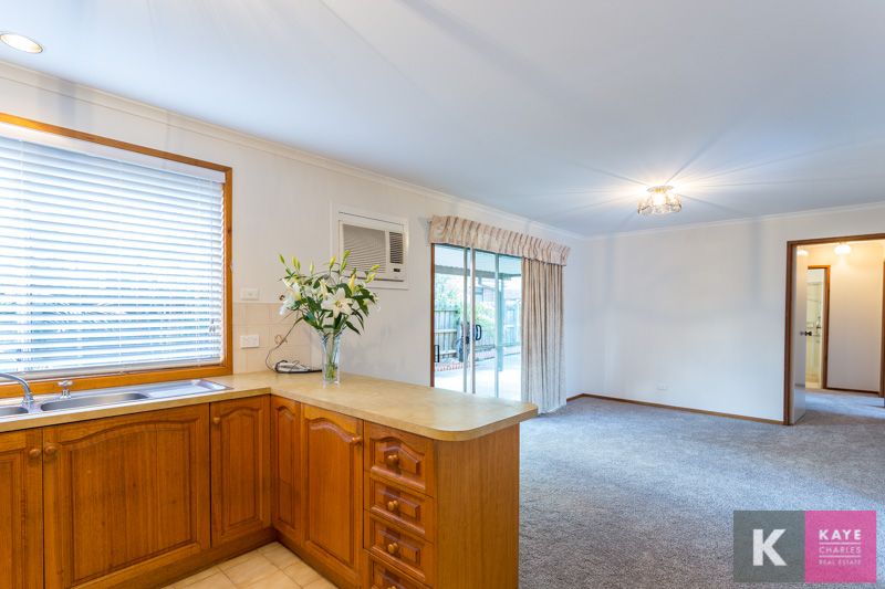 2/11 Beaconsfield Avenue, Beaconsfield VIC 3807, Image 2