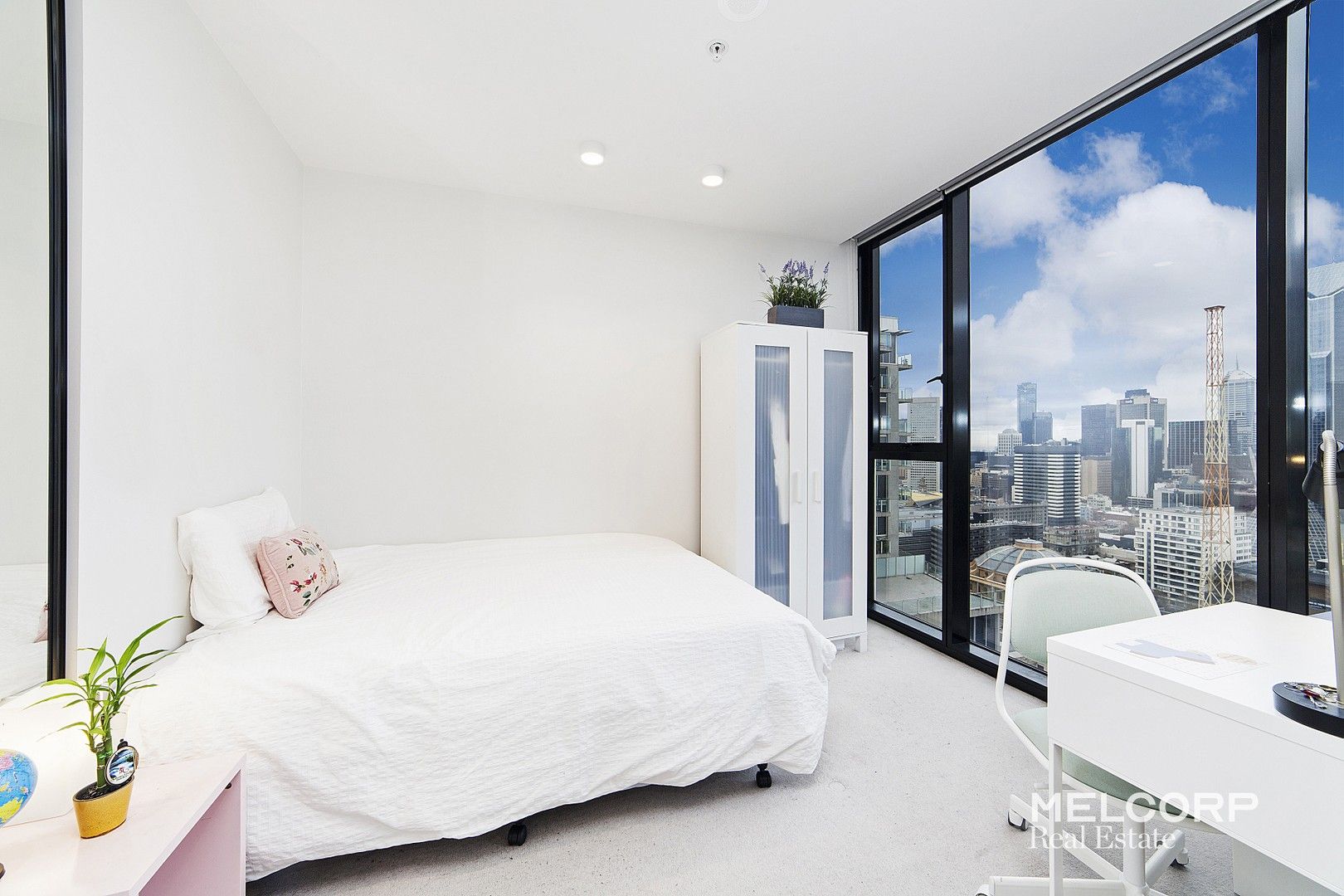 2 bedrooms Apartment / Unit / Flat in 2408/33 MacKenzie Street MELBOURNE VIC, 3000