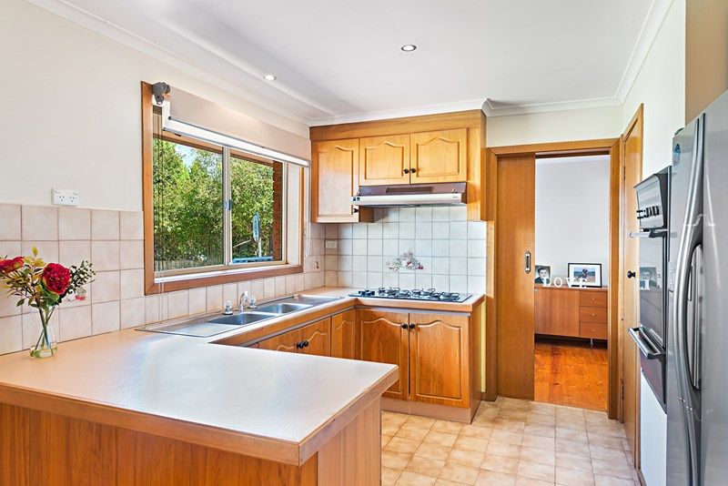 6 Hinkler Drive, Mill Park VIC 3082, Image 2