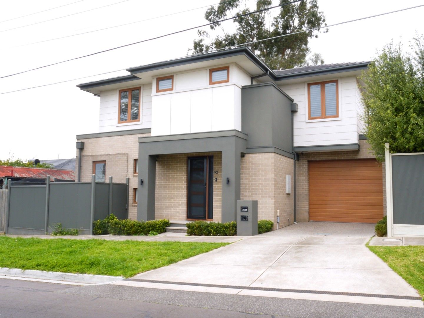3 bedrooms House in 10 Hillview Ave PASCOE VALE SOUTH VIC, 3044