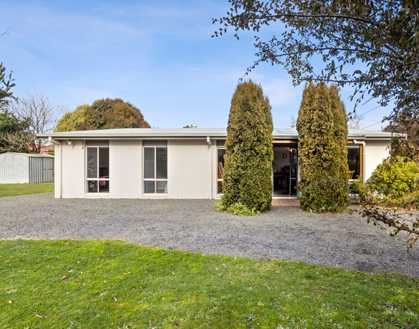 11 Barbara Street, Woodend VIC 3442