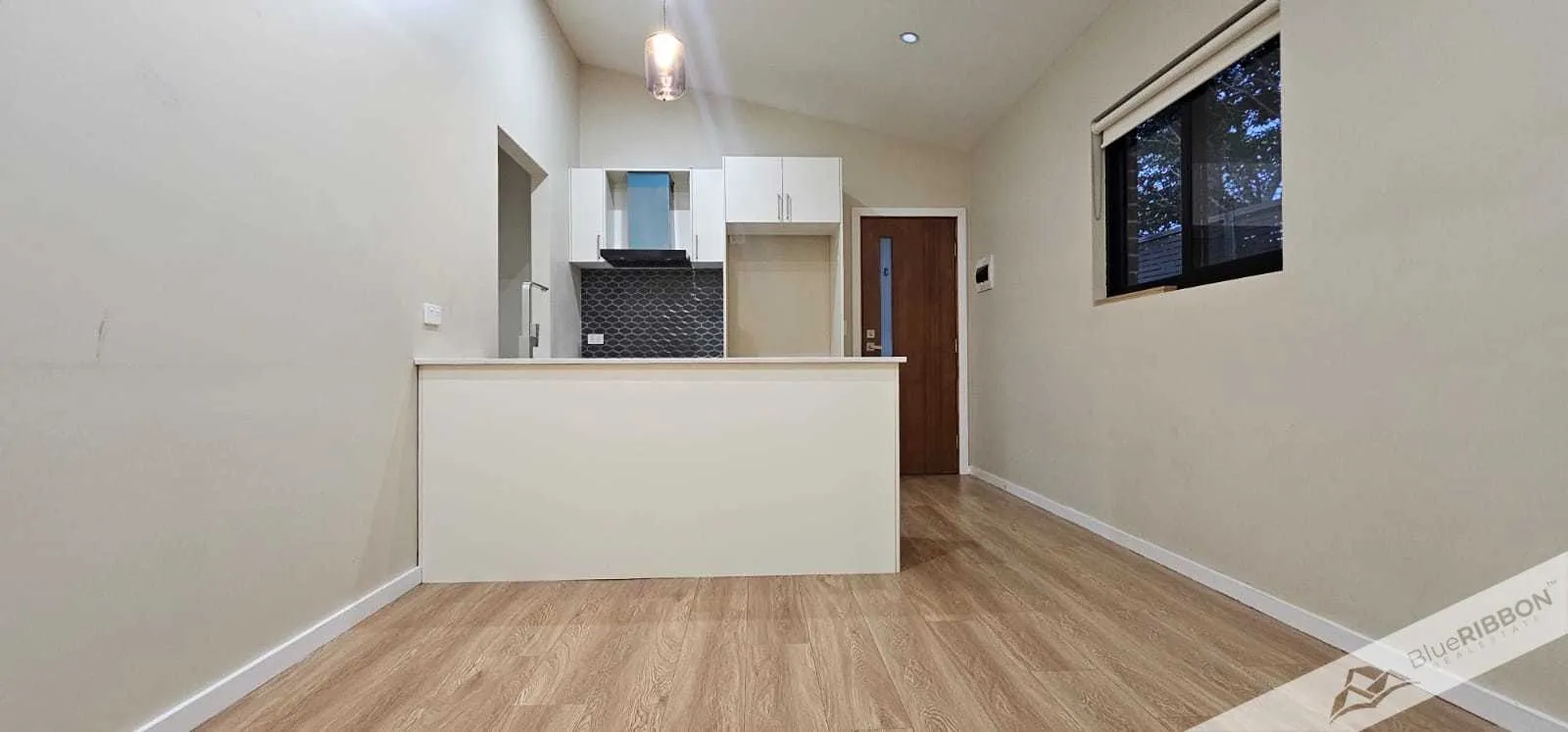 Unique 1 Bedroom Studio with Creek Views, Toongabbie