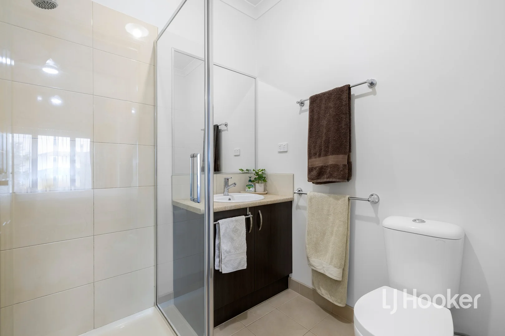 Additional image 12 of 28 Royaloak Crescent, Cranbourne East VIC 3977