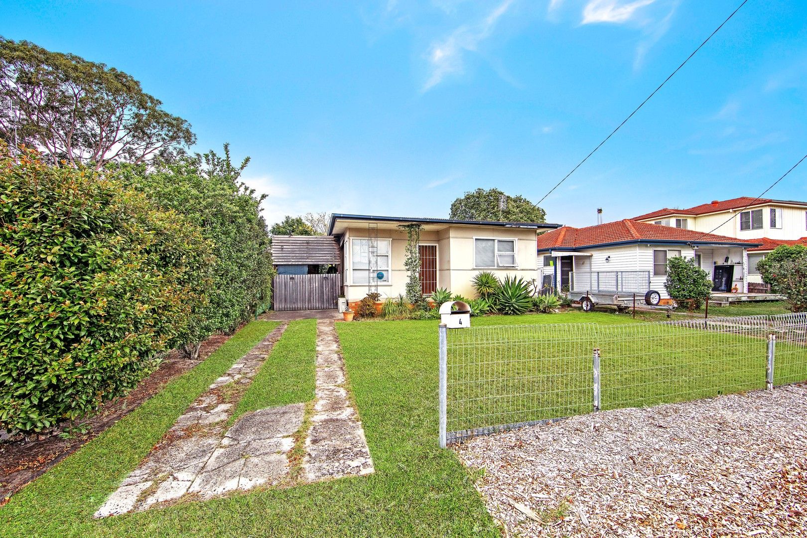 2 bedrooms House in 4 MacKenzie Avenue WOY WOY NSW, 2256