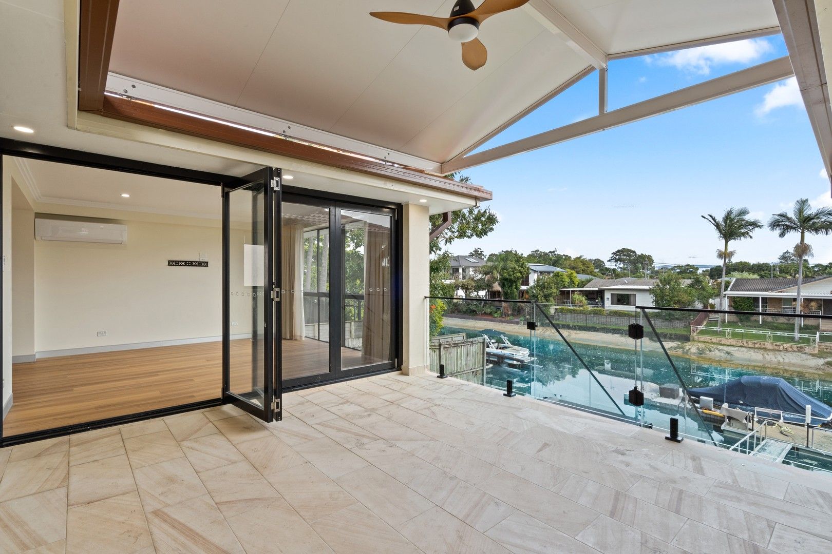 5 bedrooms House in 7 Pearl Key BROADBEACH WATERS QLD, 4218