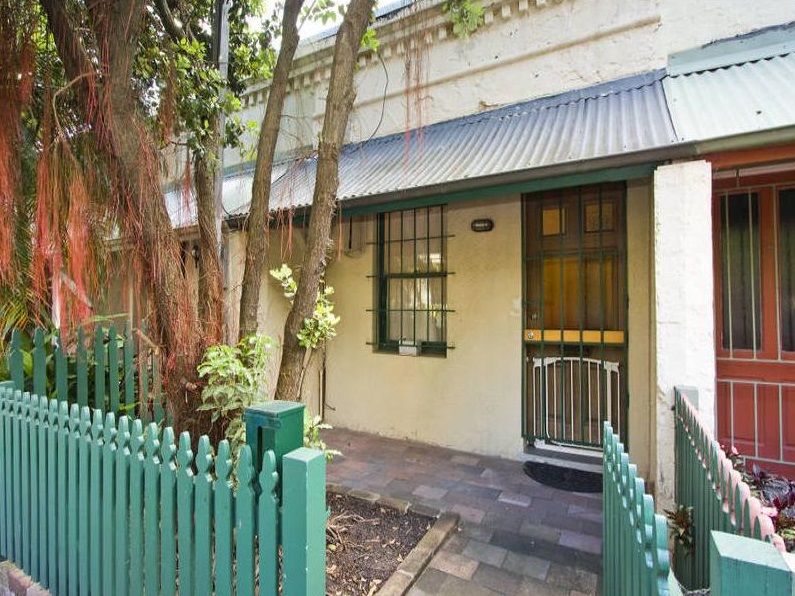 1 bedrooms House in 16 FLORA STREET ERSKINEVILLE NSW, 2043