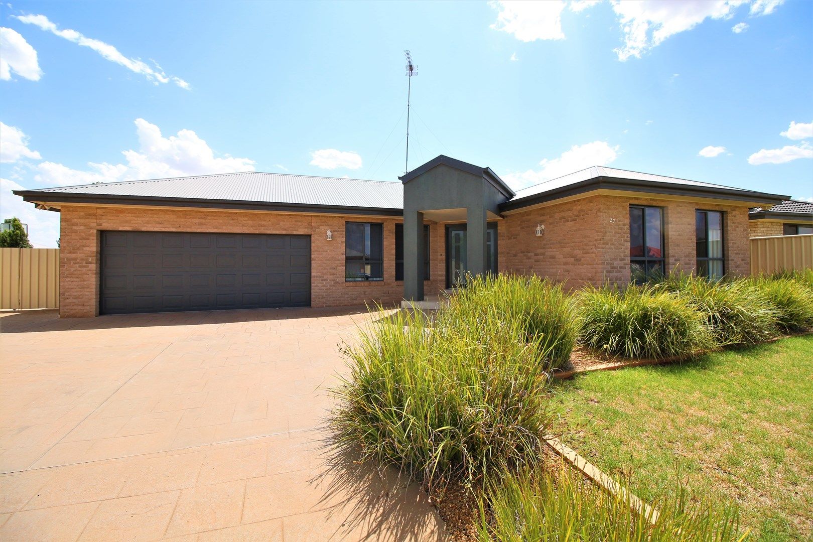 27 GILLMARTIN DRIVE, Griffith NSW 2680, Image 0