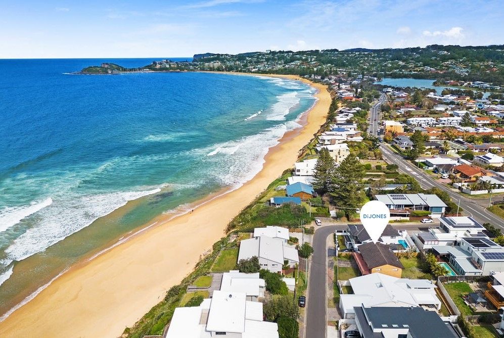 4 bedrooms House in 4 Calais Road WAMBERAL NSW, 2260