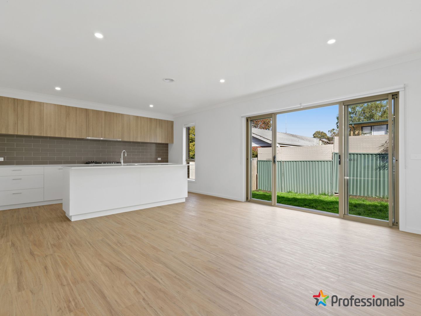 3/4 Walker Street, Black Hill VIC 3350, Image 1