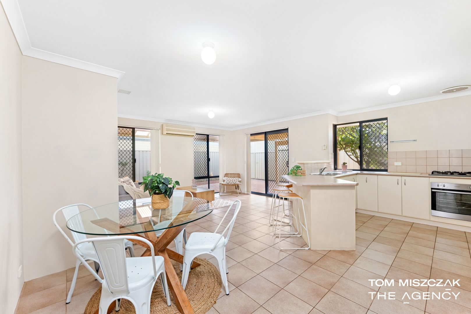 2/6 Whiteside Street, Cloverdale WA 6105, Image 2