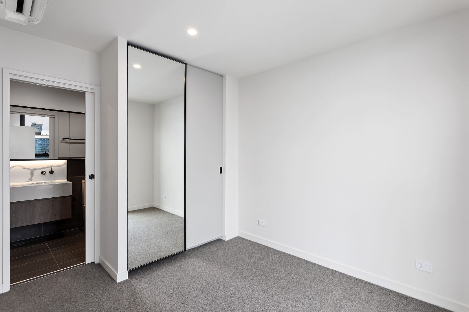 913/105 Batman Street, West Melbourne VIC 3003, Image 2